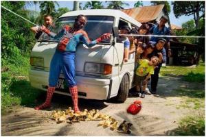 Aksi Spiderman di Desa